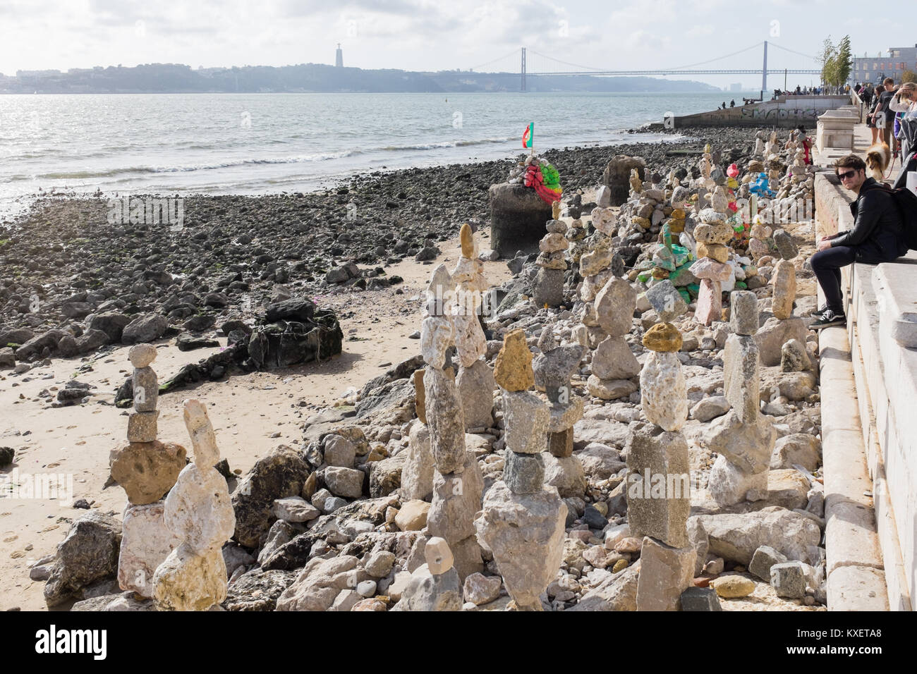 Dipinto di sculture in pietra sulla spiaggia lungo la passeggiata lungomare su Ribeira das Naus, Lisbona, Portogallo Foto Stock