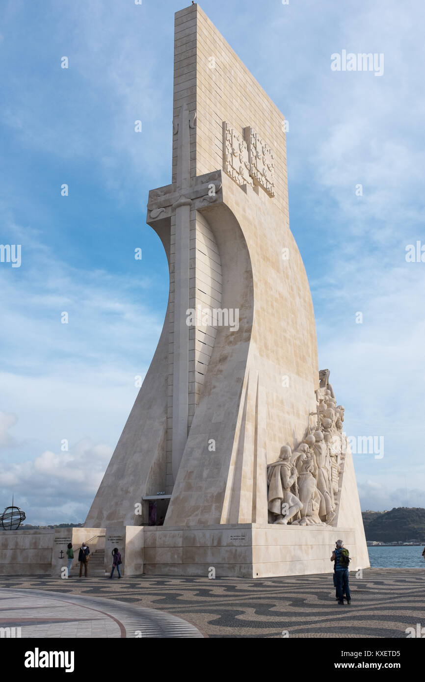 Il Padsrao dos Descobrimentos o un monumento ai navigatori su Avenue  Brasilia a Lisbona, Portogallo Foto stock - Alamy