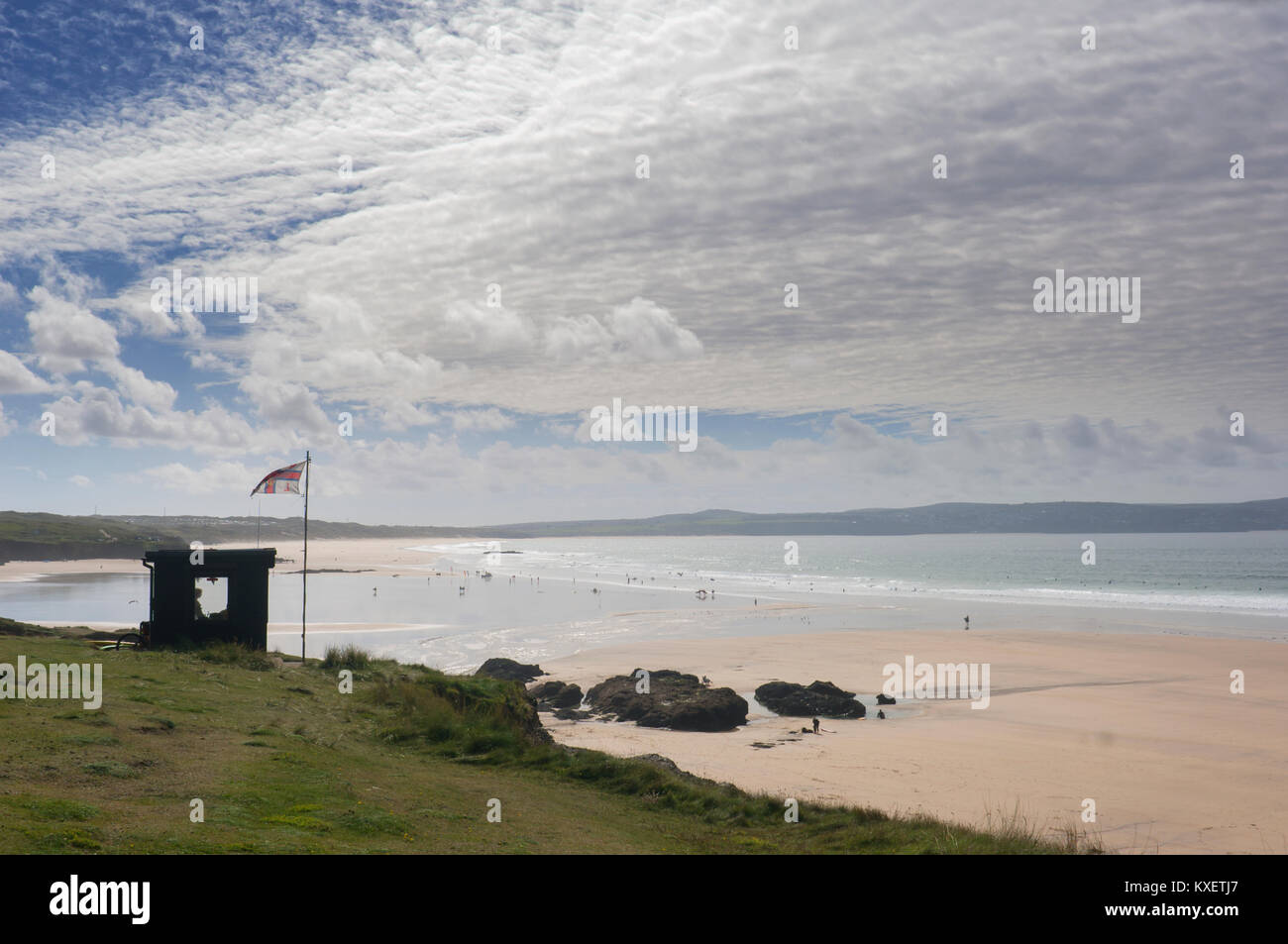 Il bagnino di salvataggio capanna a Godrevy, Cornwall, Regno Unito, su una giornata d'estate - Giovanni Gollop Foto Stock