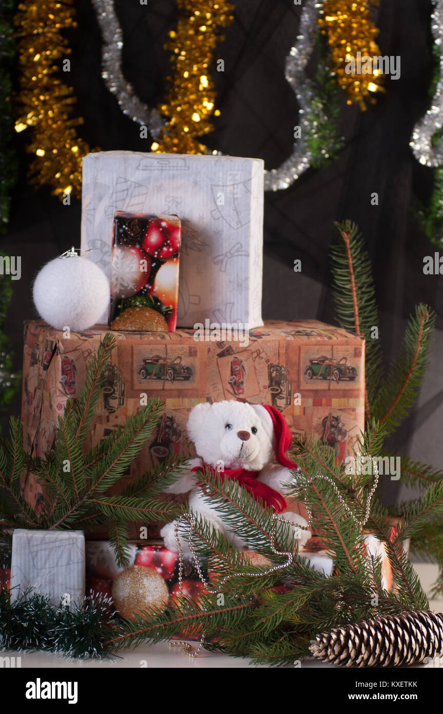 Orsacchiotto di peluche nel cappello da Babbo Natale e regali di natale con decoratio Foto Stock