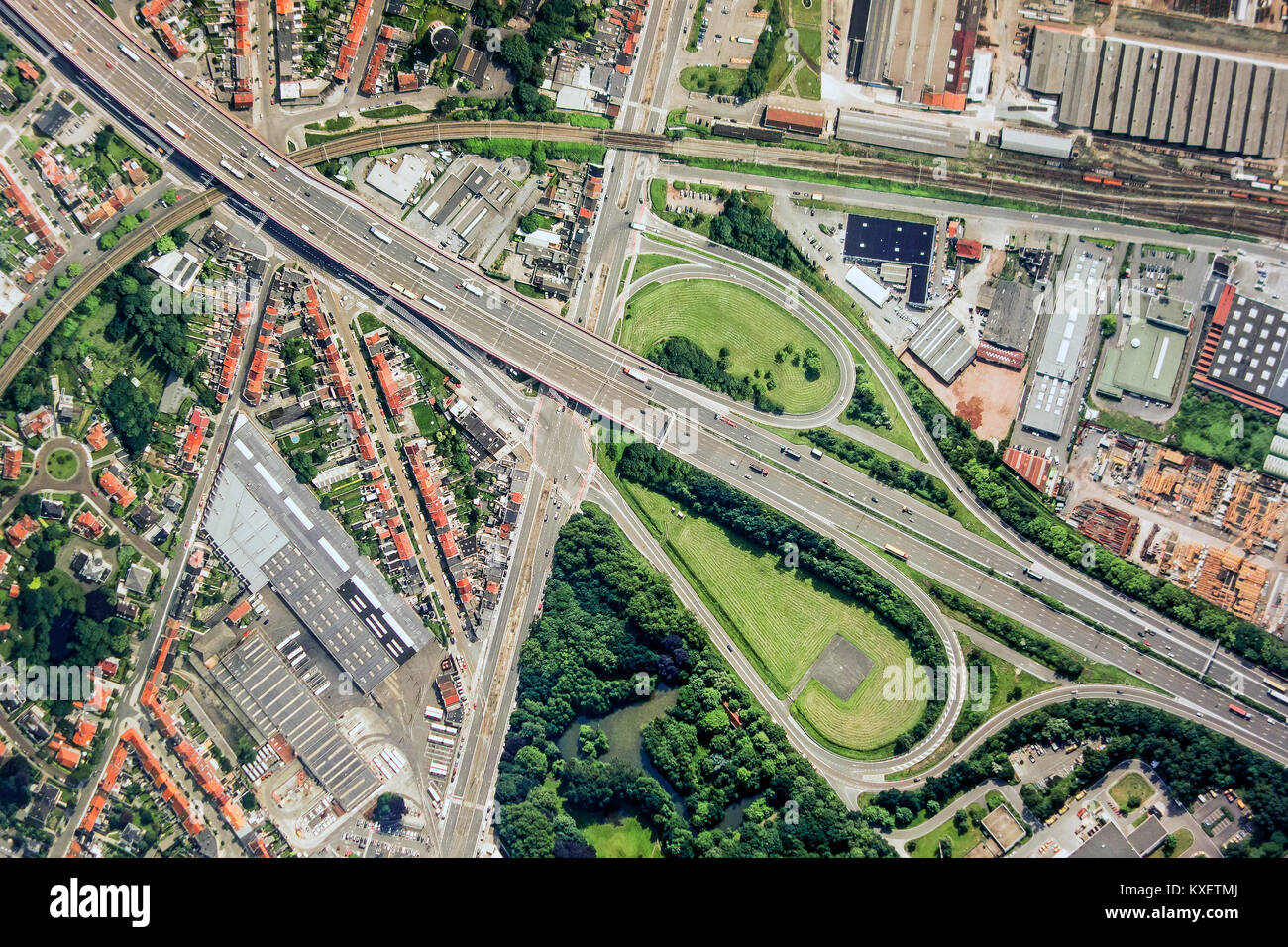 Vista aerea su nastro e costruzione autostrada interchange / interscambio autostradale con slittamento le strade che portano a industrial estate Foto Stock