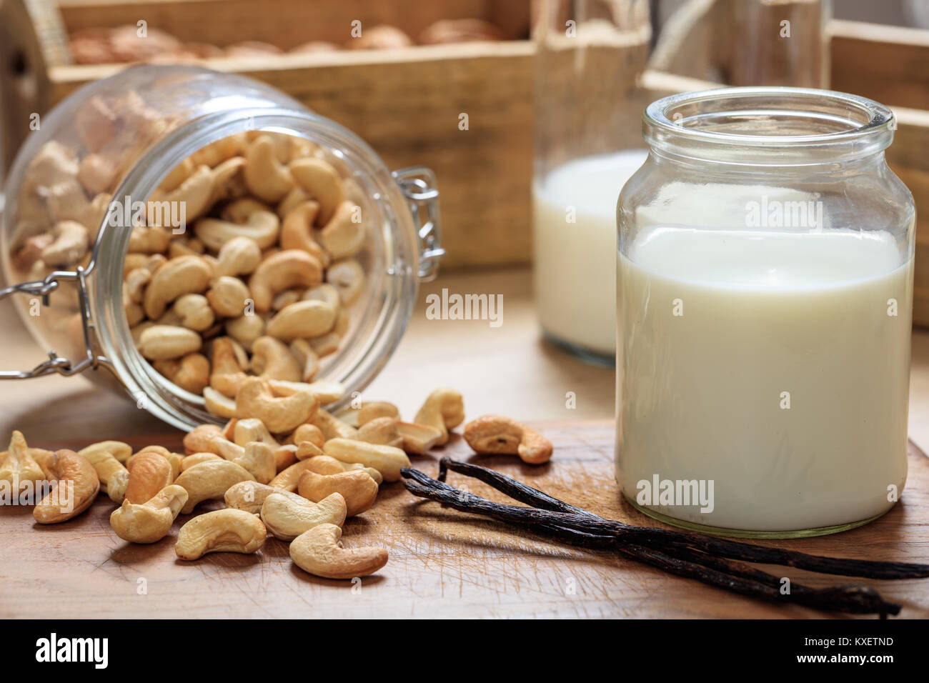 Vegan latte di anacardi su una superficie in legno Foto Stock