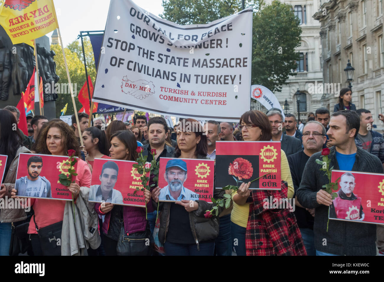 Il bagno turco del partito laburista (Emek Partisi) in marzo dopo il rally in Londra in solidarietà con quelle kiled ad Ankara bombardamenti portano i poster con le foto di quelli uccisi e rose rosse. Foto Stock