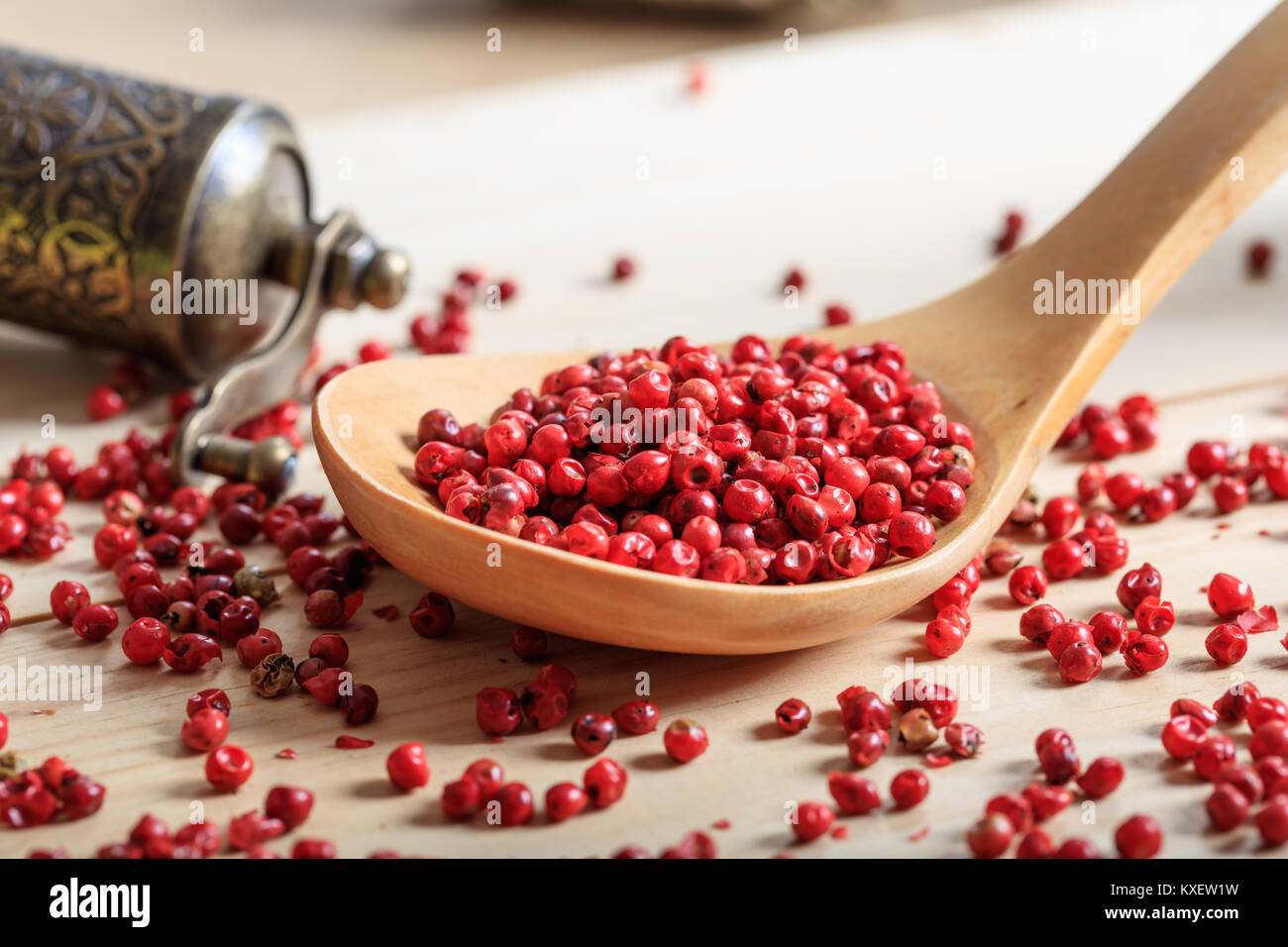 Peperone rosso semi in un cucchiaio di legno Foto Stock