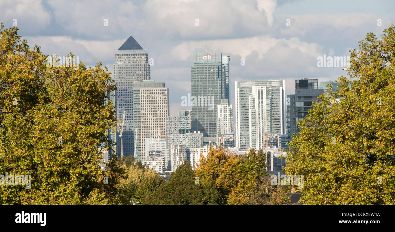 Lo skyline di Londra,l'Inghilterra,UK come visto dai campi collinosi Foto Stock