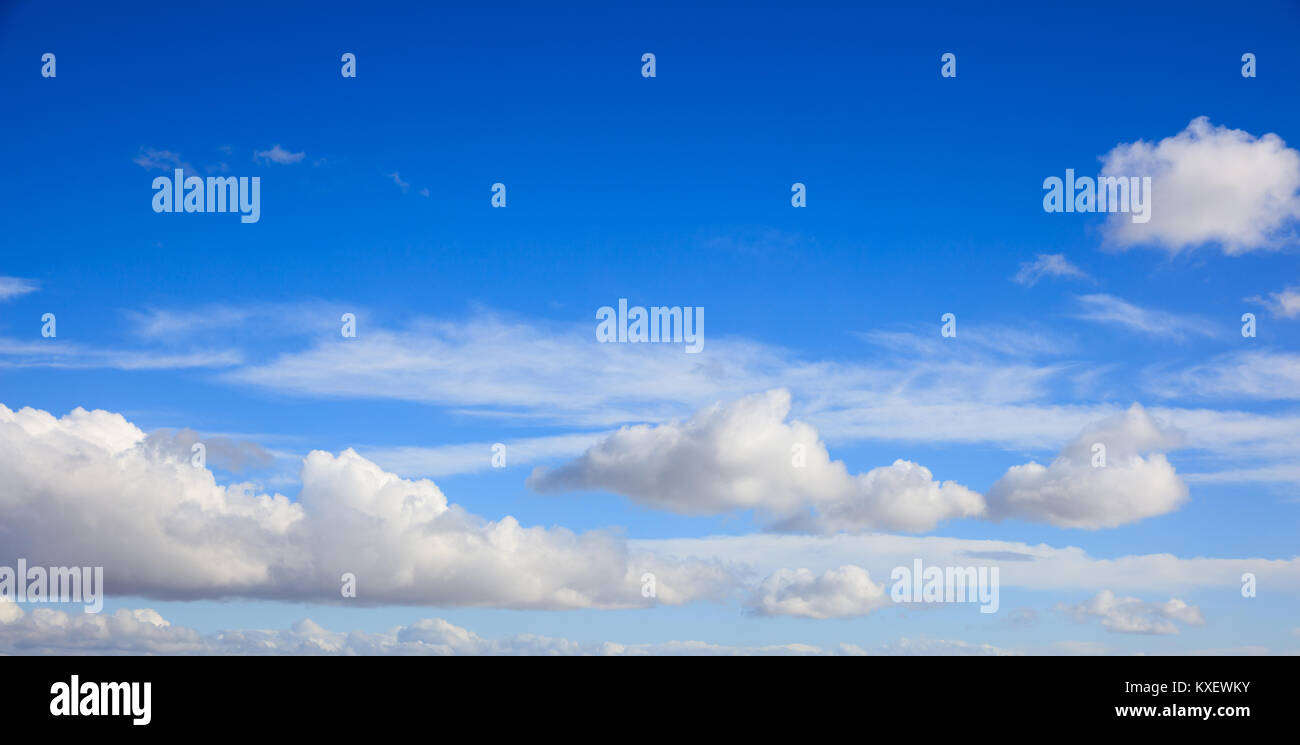 Nuvole sparse nubi sul cielo azzurro sfondo, banner Foto Stock