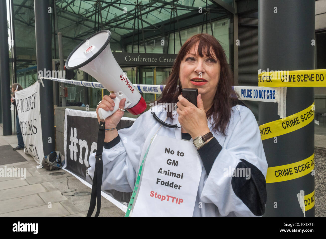 Una donna che indossa un costume da mucca a protestare contro outsided TTIP del Dipartimento per gli affari di innovazioni e abilità come questo obbligherebbe i paesi dell'UE ad accettare le carni provenienti da animali alimentati con prodotti GM per gli animali. Foto Stock