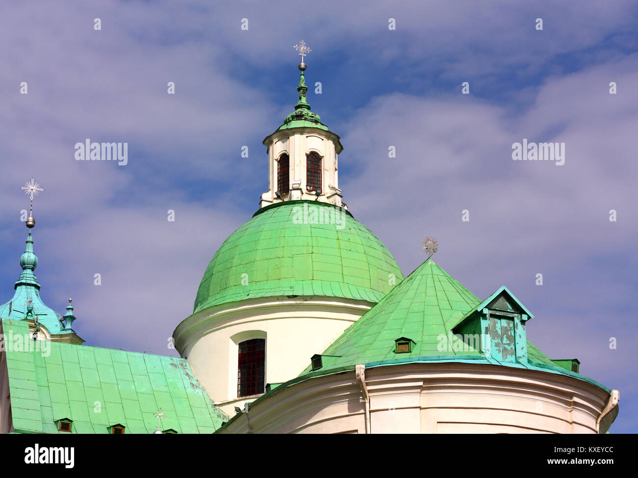 Verdi cupole del vecchio tempo cattedrale ortodossa nel sole al mattino Foto Stock