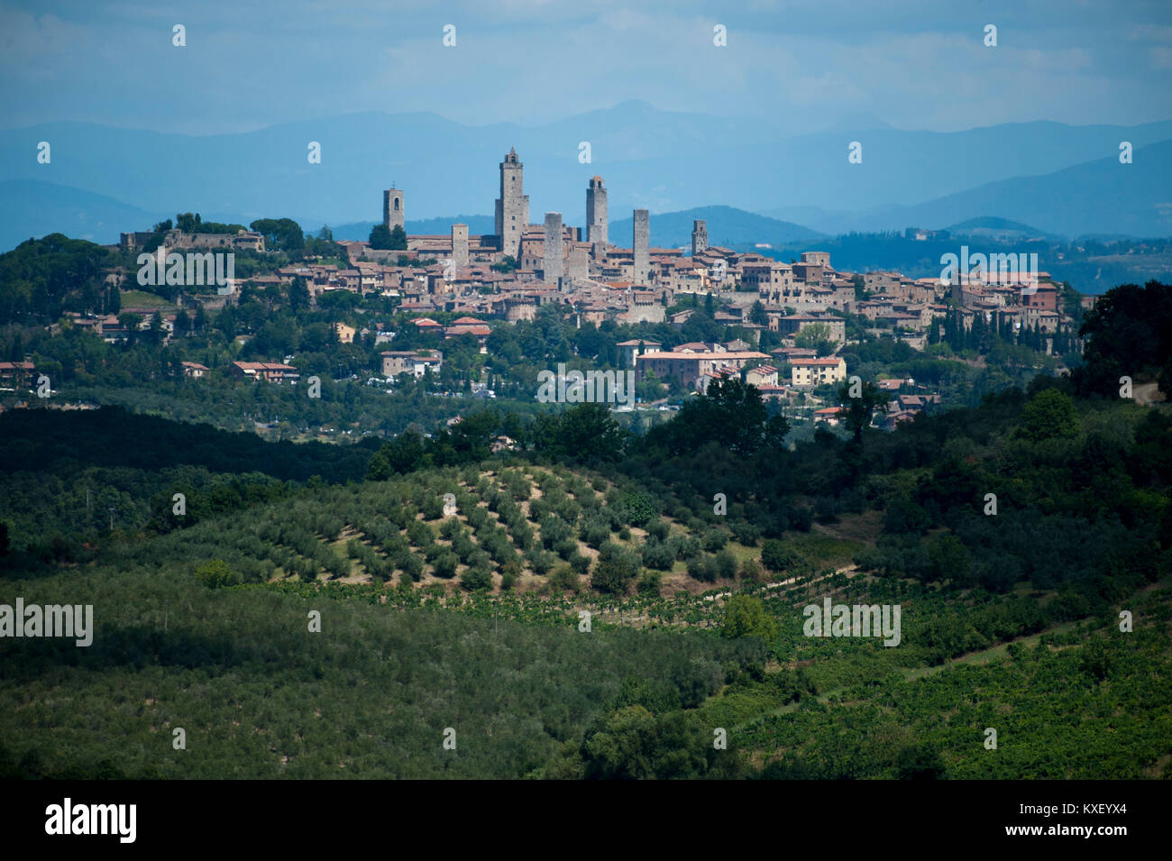 Il centro storico di San Gimignano elencati di patrimonio mondiale dall UNESCO visto dalla distanza da Castel San Gimignano, Toscana, Italia. 6 agosto 2016 © Woj Foto Stock