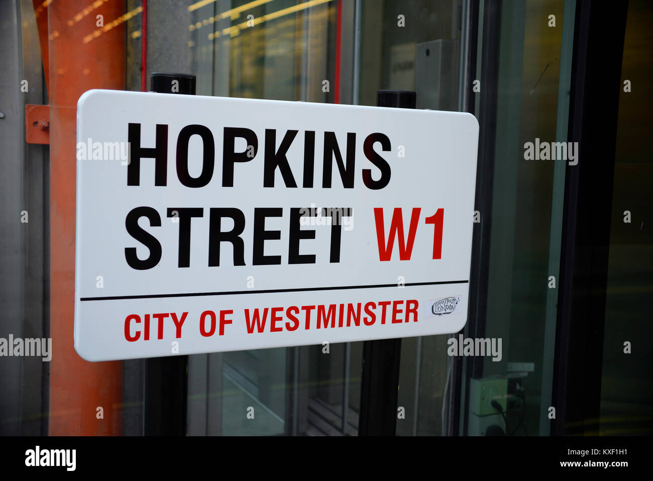 Hopkins Street W1 City of Westminster cartello stradale London, UK. Grida l'adesivo London Zap Foto Stock