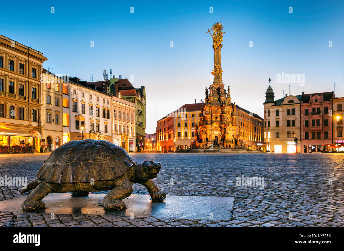 Foto notturna di piazza e la Colonna della Santa Trinità di Olomouc Foto Stock