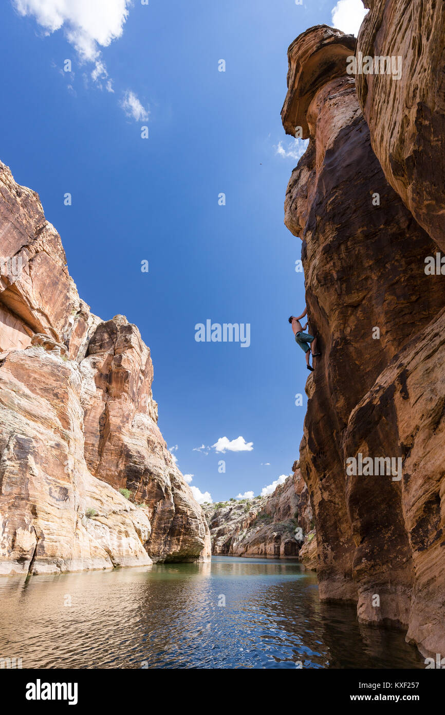 Un scalatore di opere il suo modo il percorso Bear Claw mentre acqua profonda assolo in Clear Creek, Arizona. Foto Stock