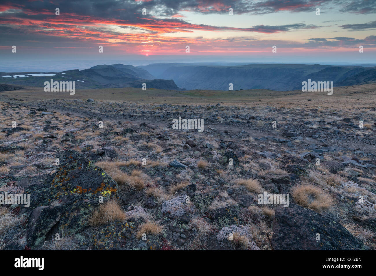 Il sole tramonta sul ghiacciaio scolpito di canyon di Steens Mountain, Oregon. Foto Stock