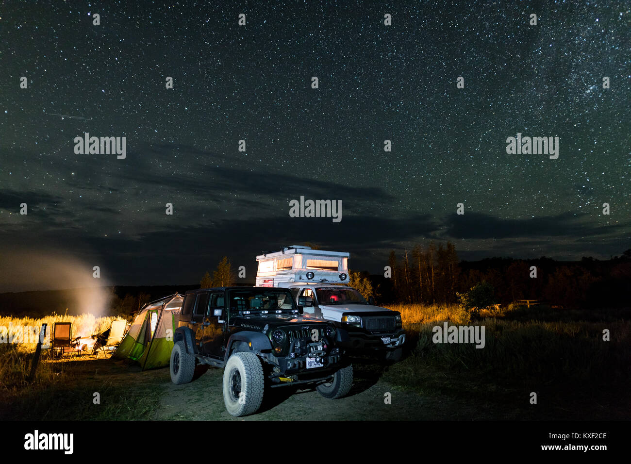 Tempo di notte vista di un campeggio a pesce di lago di montagna Steens, Oregon. Foto Stock