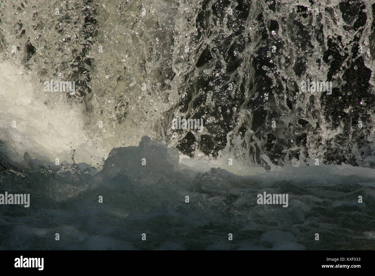 Assolata a caduta di acqua a molla Foto Stock