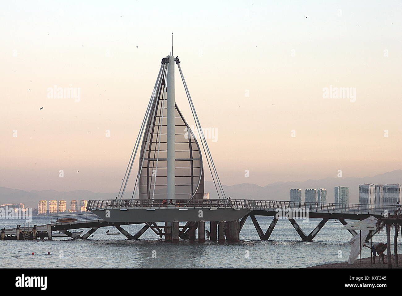 Salva anteprima Download PUERTO VALLARTA MESSICO - Dicembre 20, 2013: Los Muertos pier progettato da Jose de Jesus Torres Vega Foto Stock
