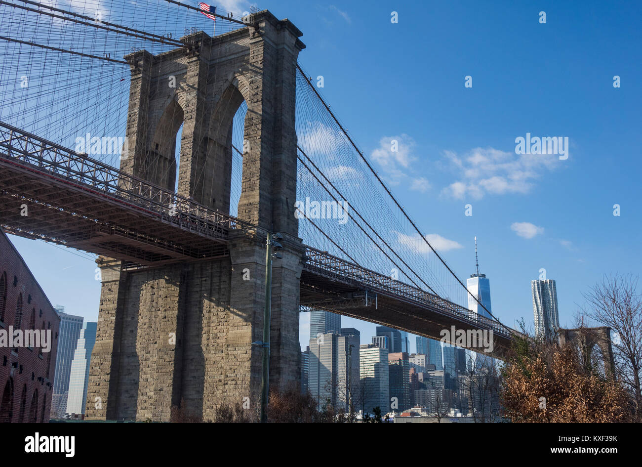 Il Ponte di Brooklyn e la parte inferiore di Manhattan skyline visto da Brooklyn, NY Foto Stock
