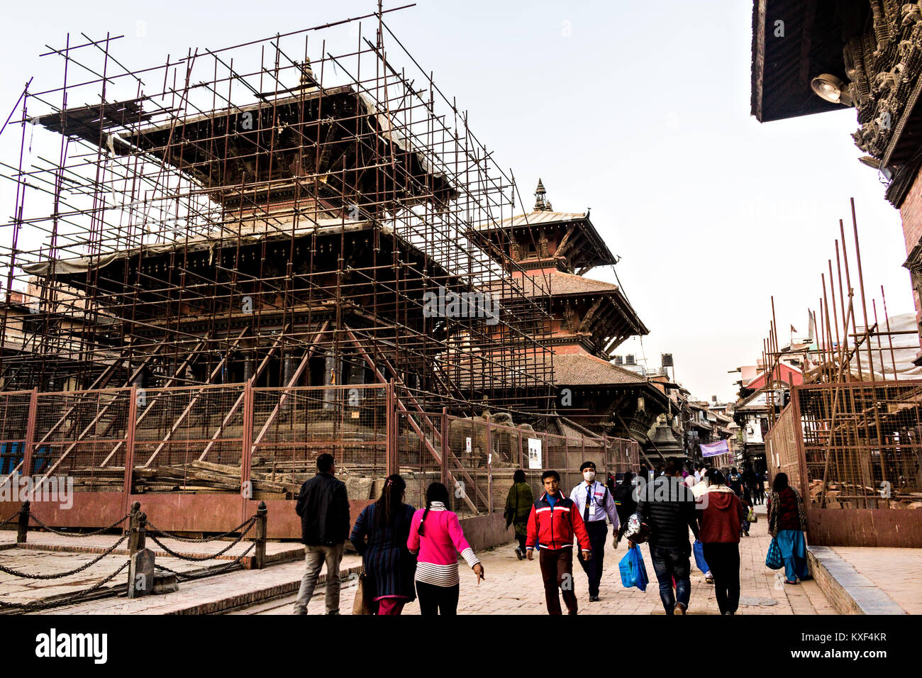 La ricostruzione di un tempio (dopo il terremoto 2015) in Patan Durbar Square Foto Stock