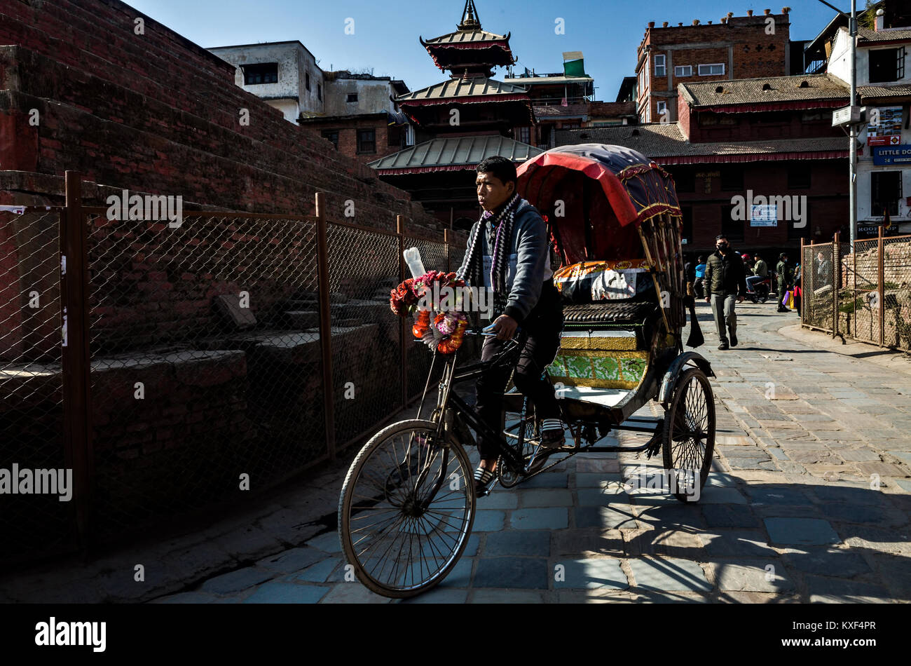 Un rickshaw driver nella strada di Basantapur, Kathmandu Durbar Square, Kathmandu, Nepal Foto Stock