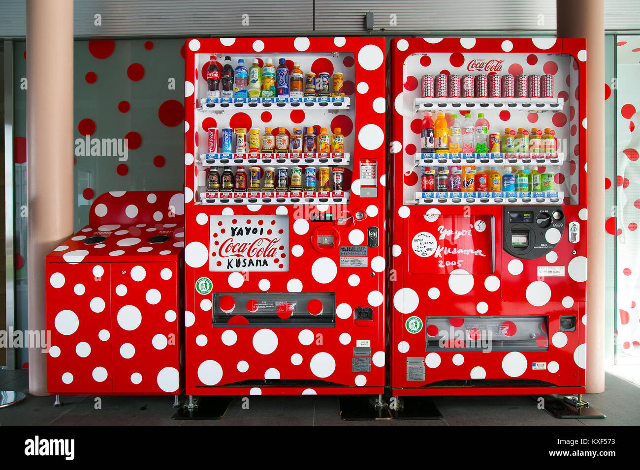 MATSUMOTO, Giappone - 21 novembre 2015: Speciale design dotty Coca Cola distributore a Matsumoto City Museum of Art costruito Foto Stock