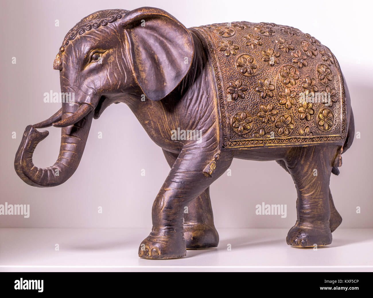 Modello elefante indiano (Elephas maximus indicus), indossando un tradizionale corpo caparison coperchio e stile tailandese copricapo, entrambi con fiocchi. Foto Stock