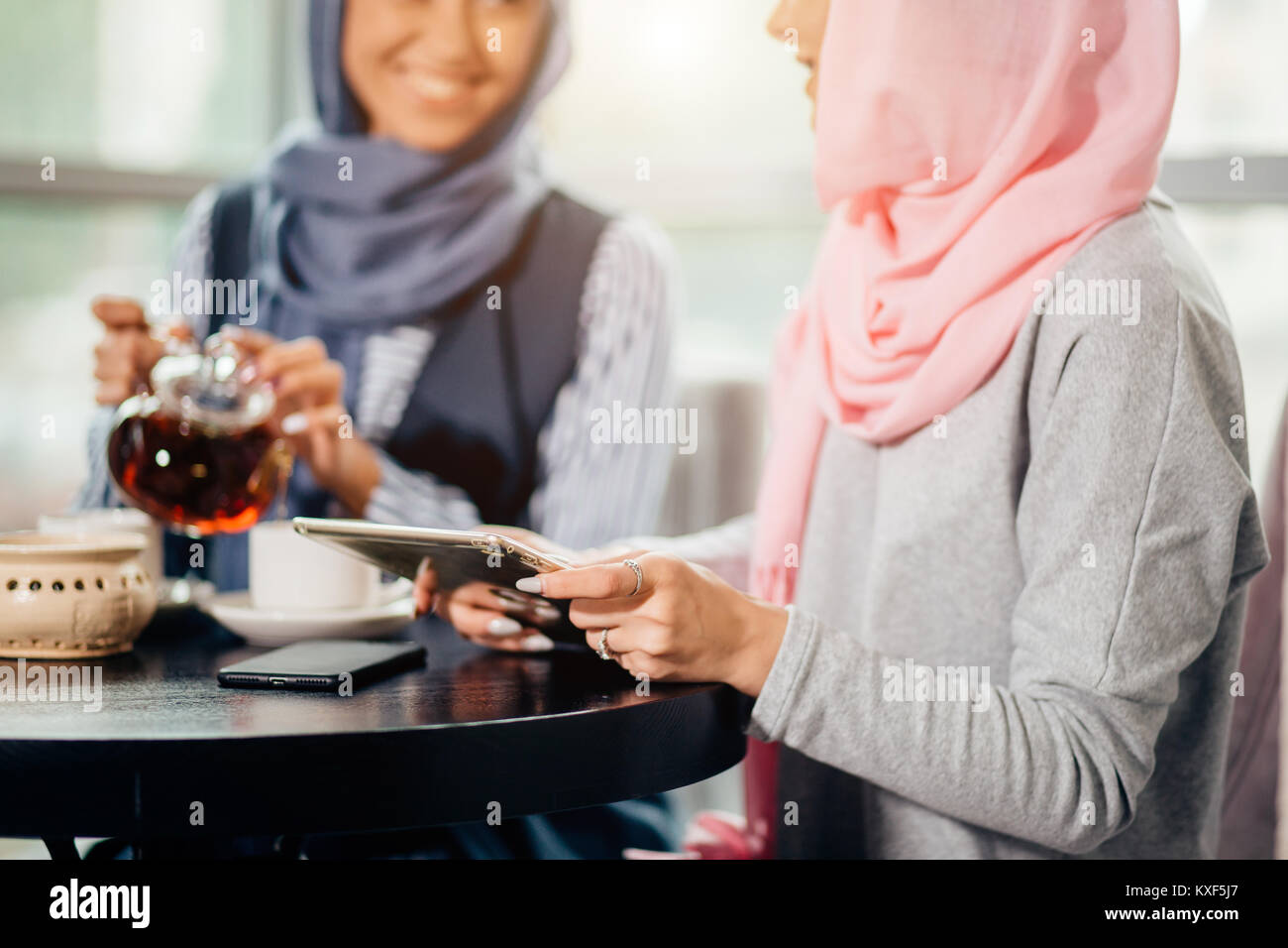 Ritratto di bella arabo musulmano ragazza utilizzando tablet Foto Stock