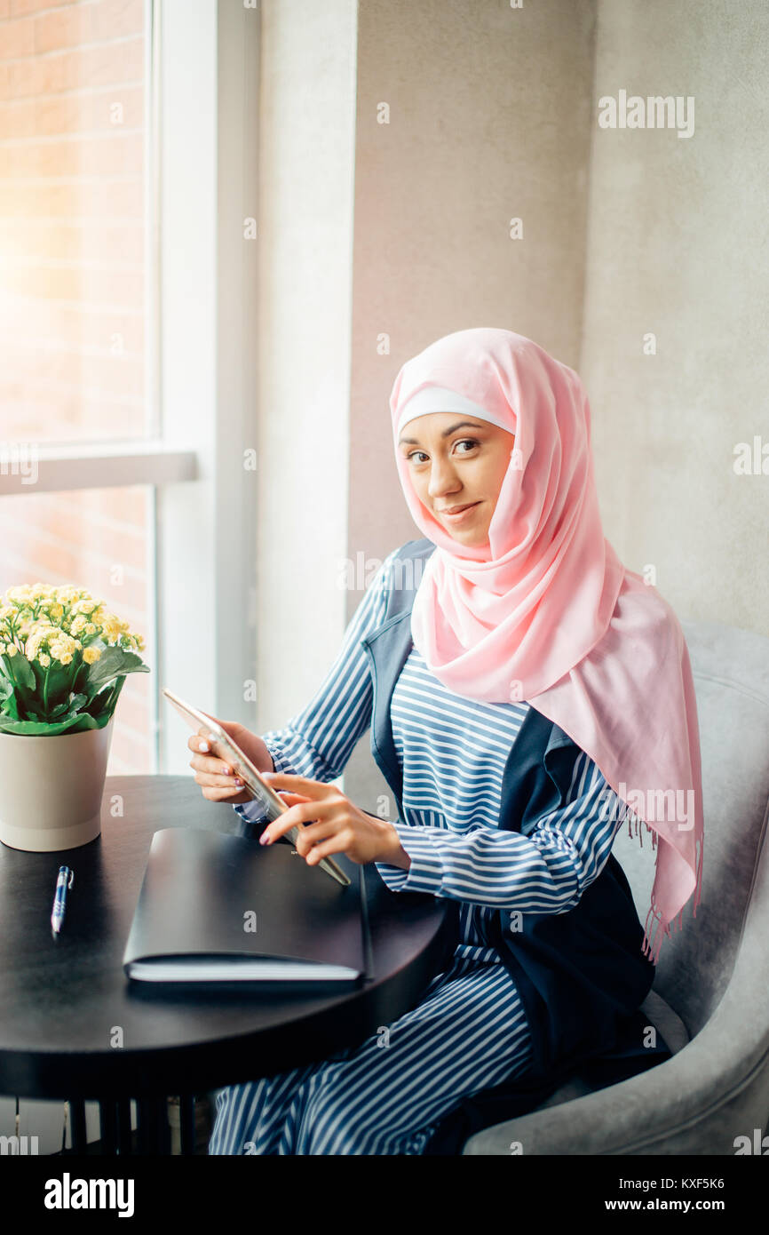 Ritratto di giovane donna araba lavora con tablet Foto Stock