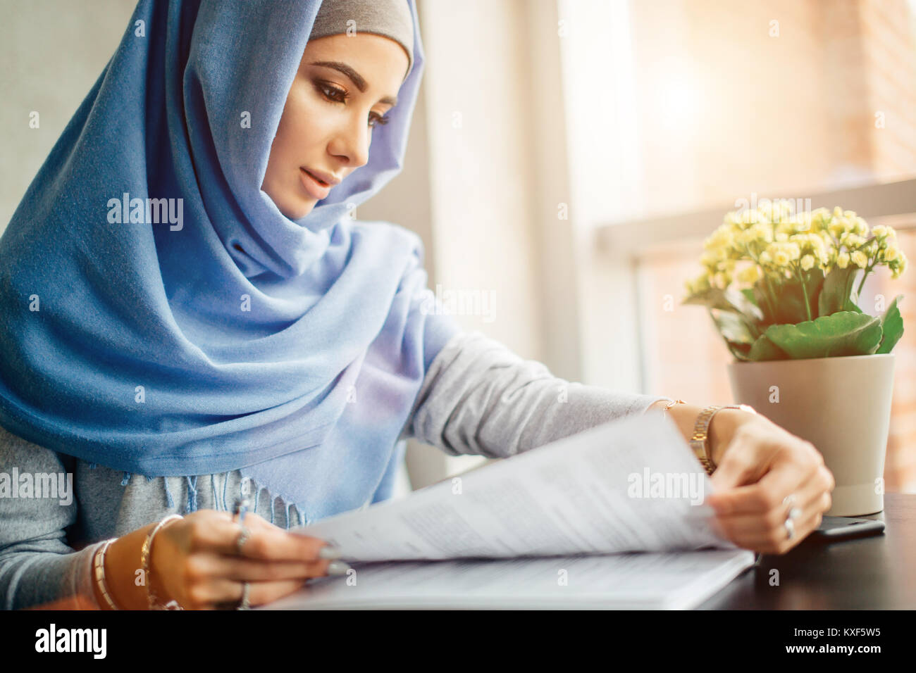 Bella donna musulmana di lavoro con documenti. business, il concetto di stile di vita Foto Stock