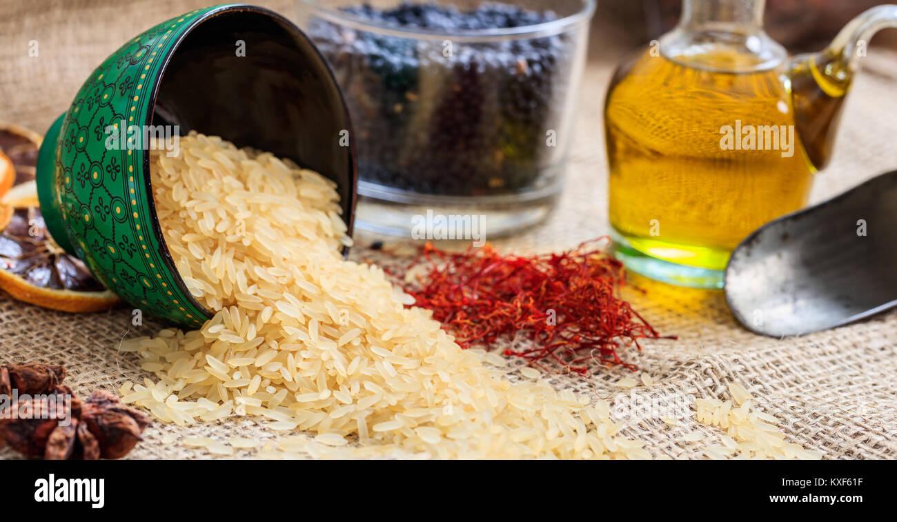 Il riso parboiled al di fuori di un vaso su un cilicio Foto Stock