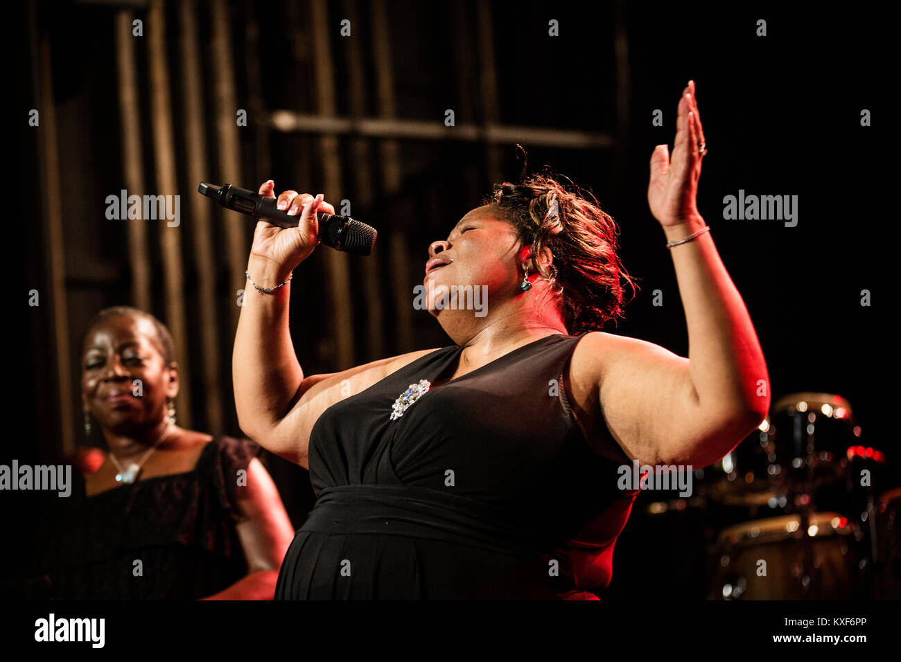 Il soul americano il duo Dapettes consiste di Saundra Williams e Starr Duncan e qui esegue un concerto presso la Vega dove i due cantanti erano sottoposti a backup da Dap-Kings come un warm up concerto per Sharon Jones. Danimarca 20/05 2014. Foto Stock