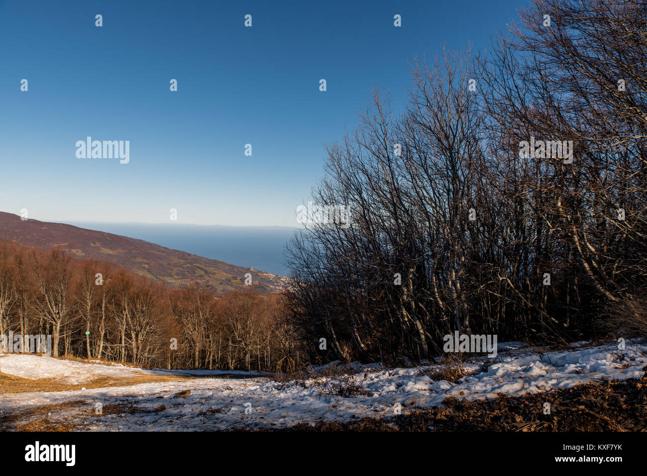 Chania di Pelion centro sci di fondo con una piccola quantità di neve in una giornata di sole Foto Stock