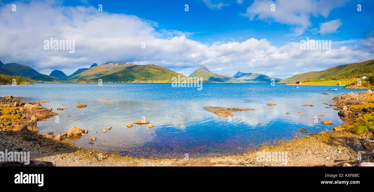 Incredibile natura della Norvegia. Il bel lago e cielo blu chiaro sull isola di senja. Foto Stock