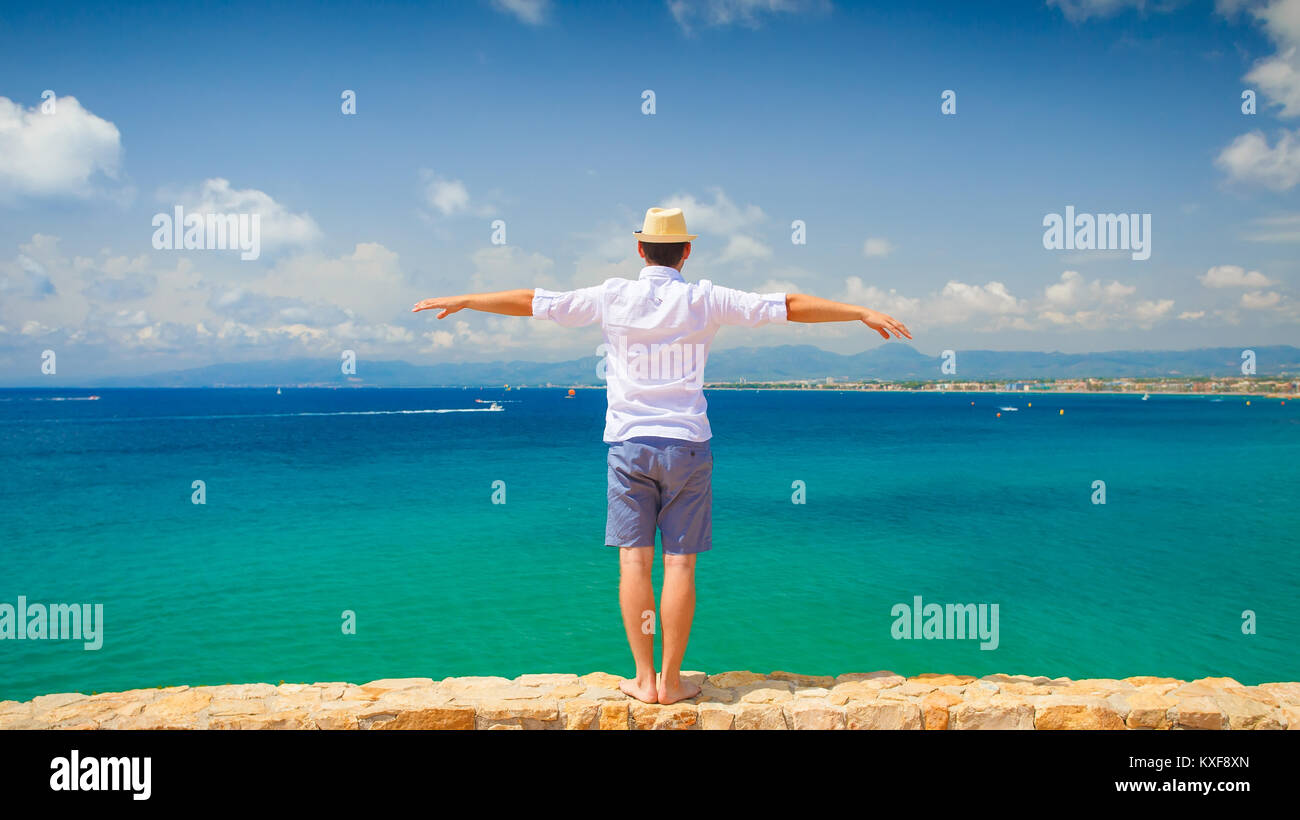 Uomo sulla Spagna resort. L'uomo sul limpido azzurro del cielo e del mare sullo sfondo. Splendide località di Salou. Foto Stock