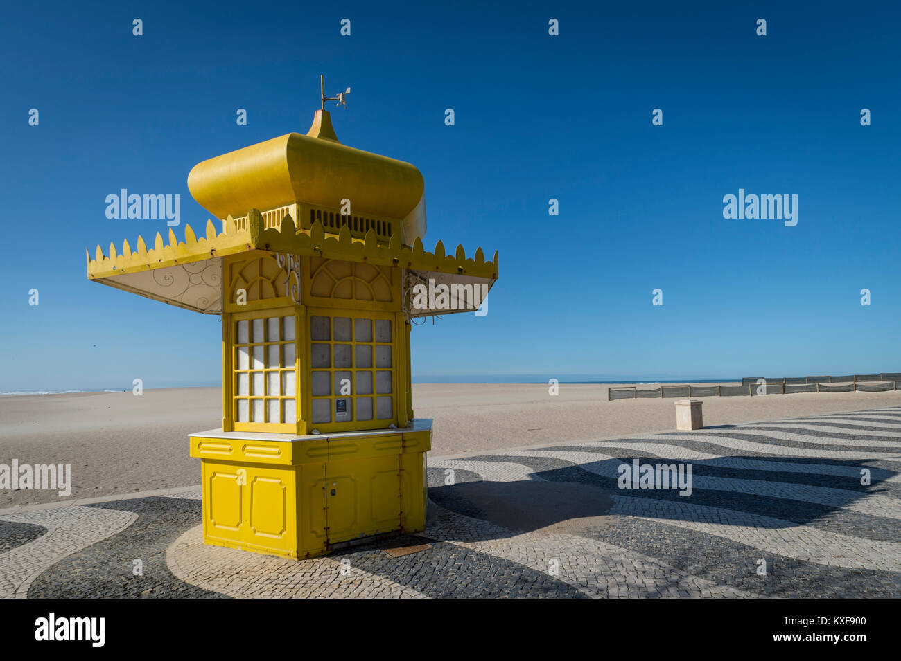 Chiosco giallo a Foz do Arelho spiaggia sulla Costa Siver, Portogallo. Foto Stock