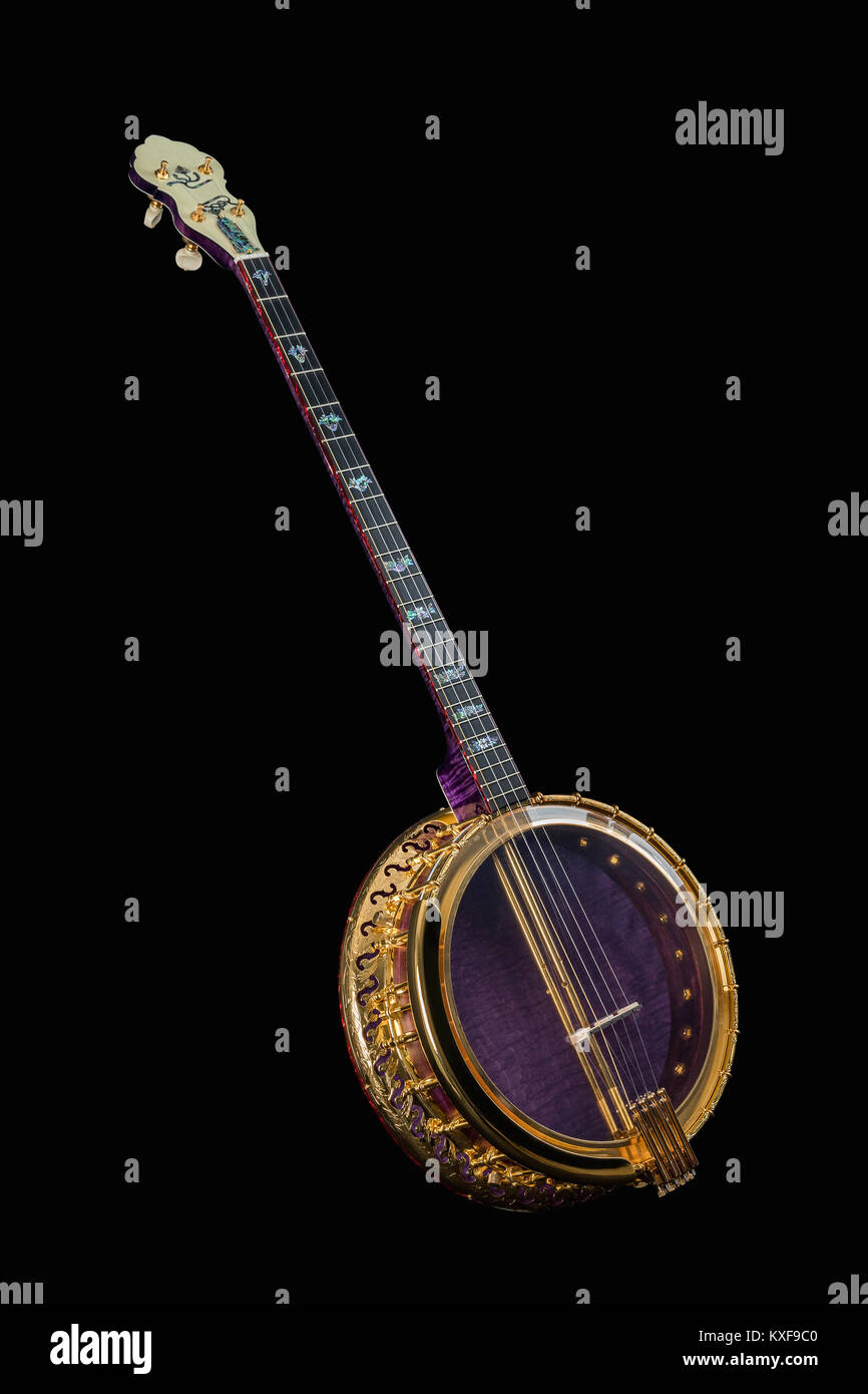 5-string banjo su sfondo nero. Legno intagliato Benjo collo. Intagliato dipinto. Insolito colore viola di legno., archtop tonering Foto Stock