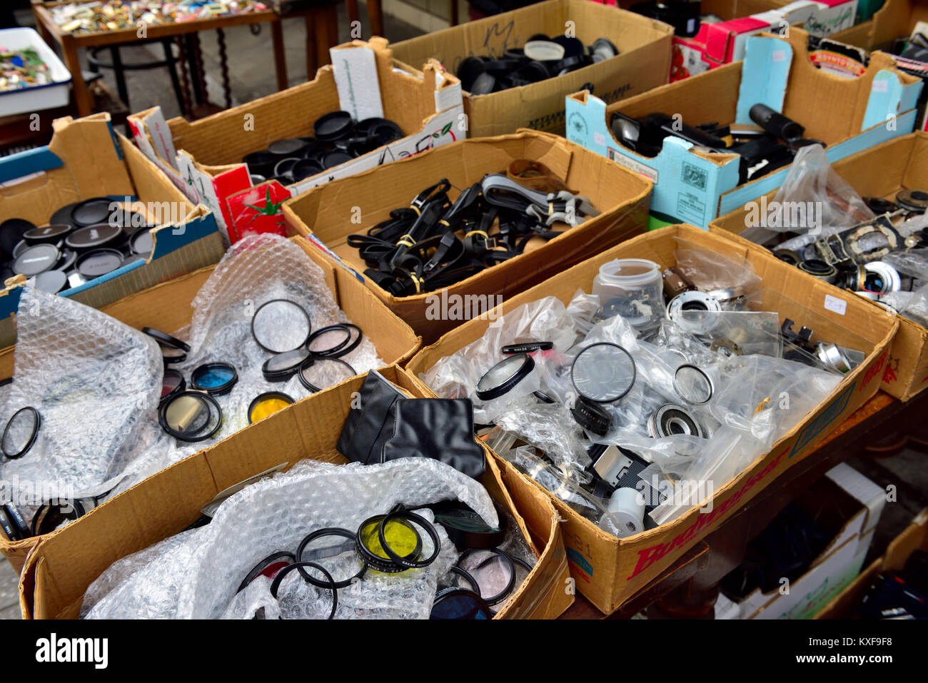 Mercato delle pulci con scatole dei filtri della fotocamera e gli accessori su stallo, Atene, Grecia Foto Stock