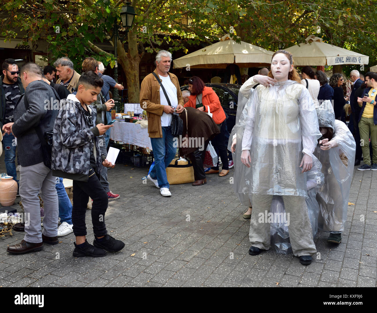 Street performance ad Atene in piazza del mercato Foto Stock