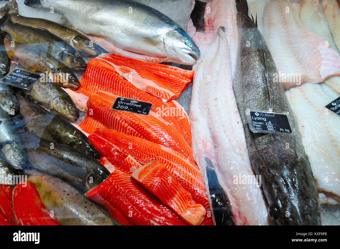 Pesce e frutti di mare presso il famoso mercato del pesce di Bergen in Norvegia Foto Stock