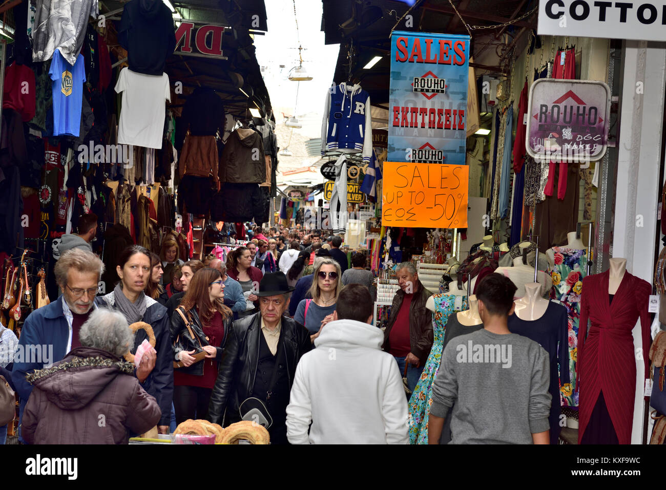 La folla degli acquirenti lungo Ifestou street da Monstiraki mercatino delle pulci, Street dispone di una vasta gamma di piccoli negozi, Atene, Grecia Foto Stock