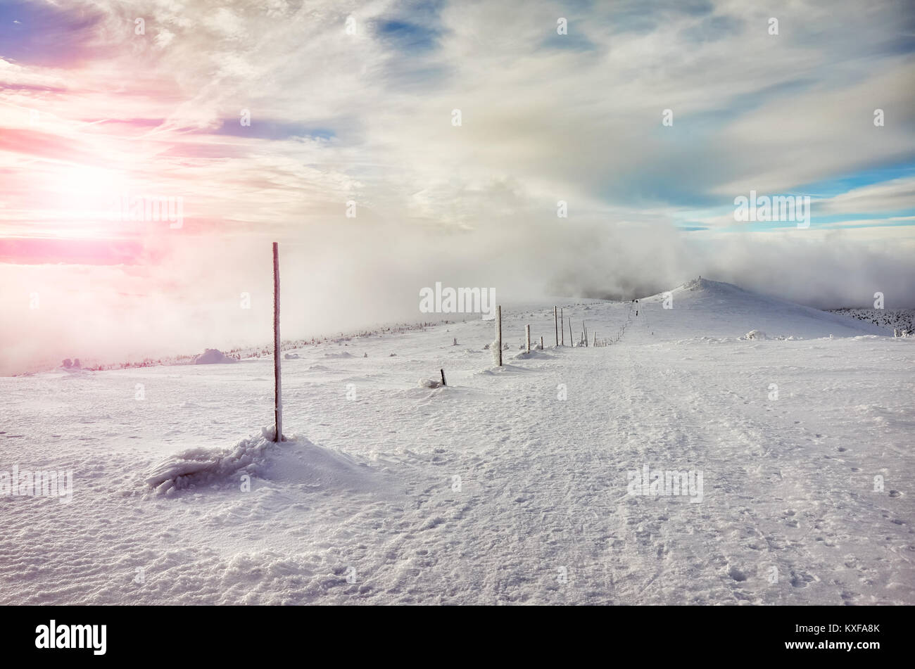 In inverno il paesaggio montuoso al tramonto, Karkonosze National Park, Polonia. Foto Stock