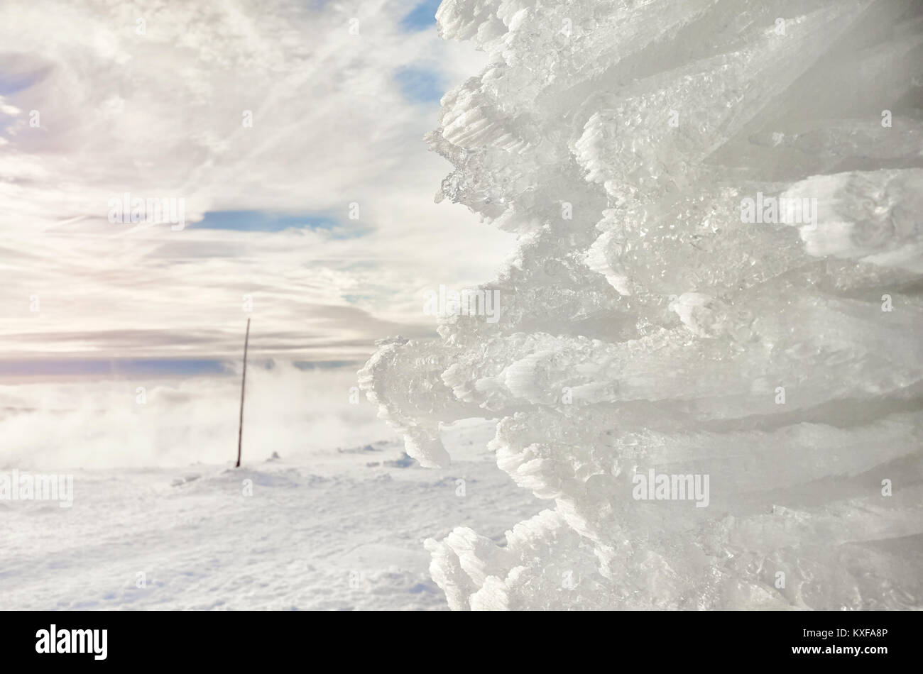 Il ghiaccio naturale formazione, inverno sfondo, il fuoco selettivo. Foto Stock