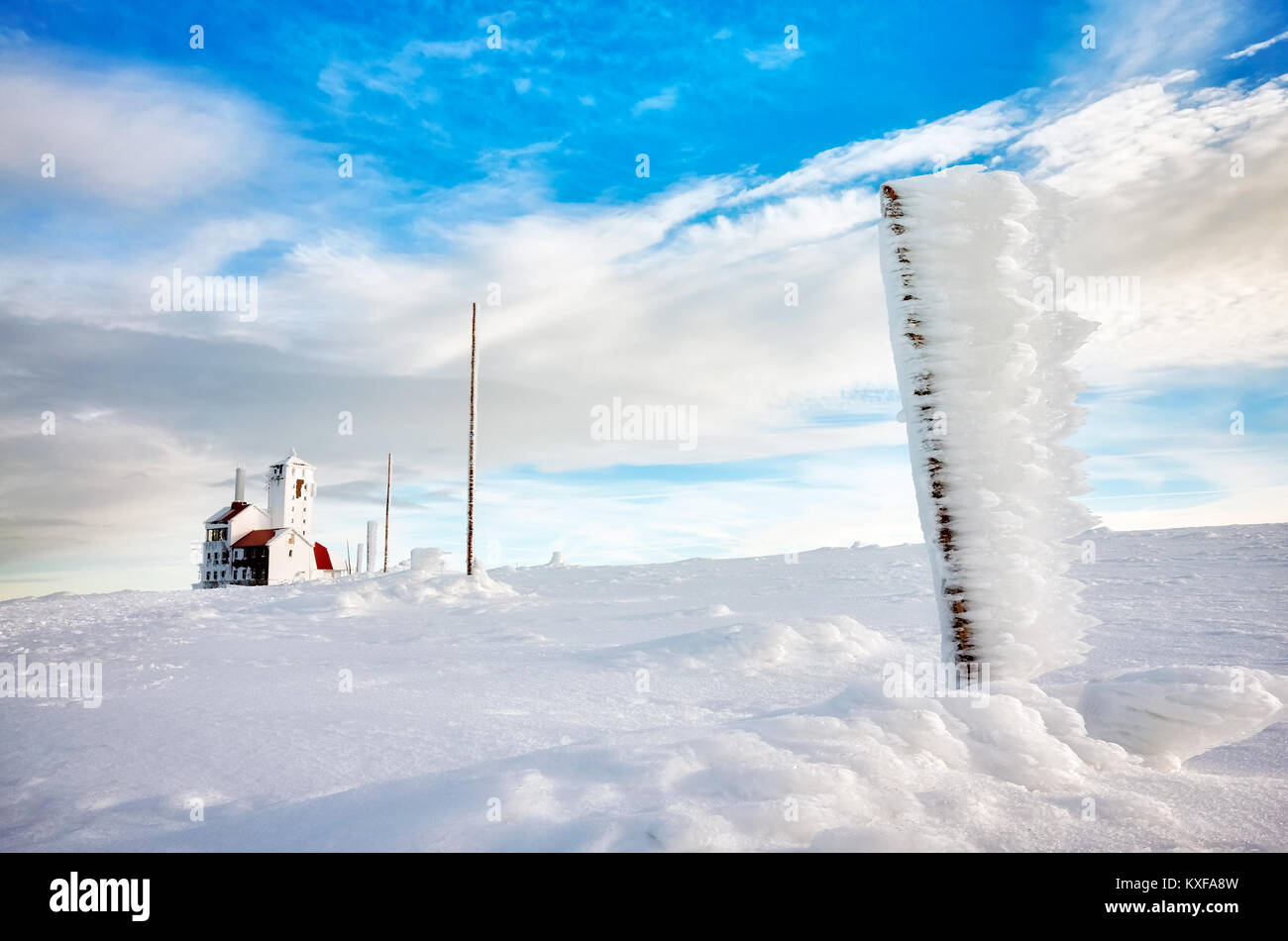 In inverno il paesaggio montuoso al tramonto, Karkonosze National Park, Polonia. Foto Stock