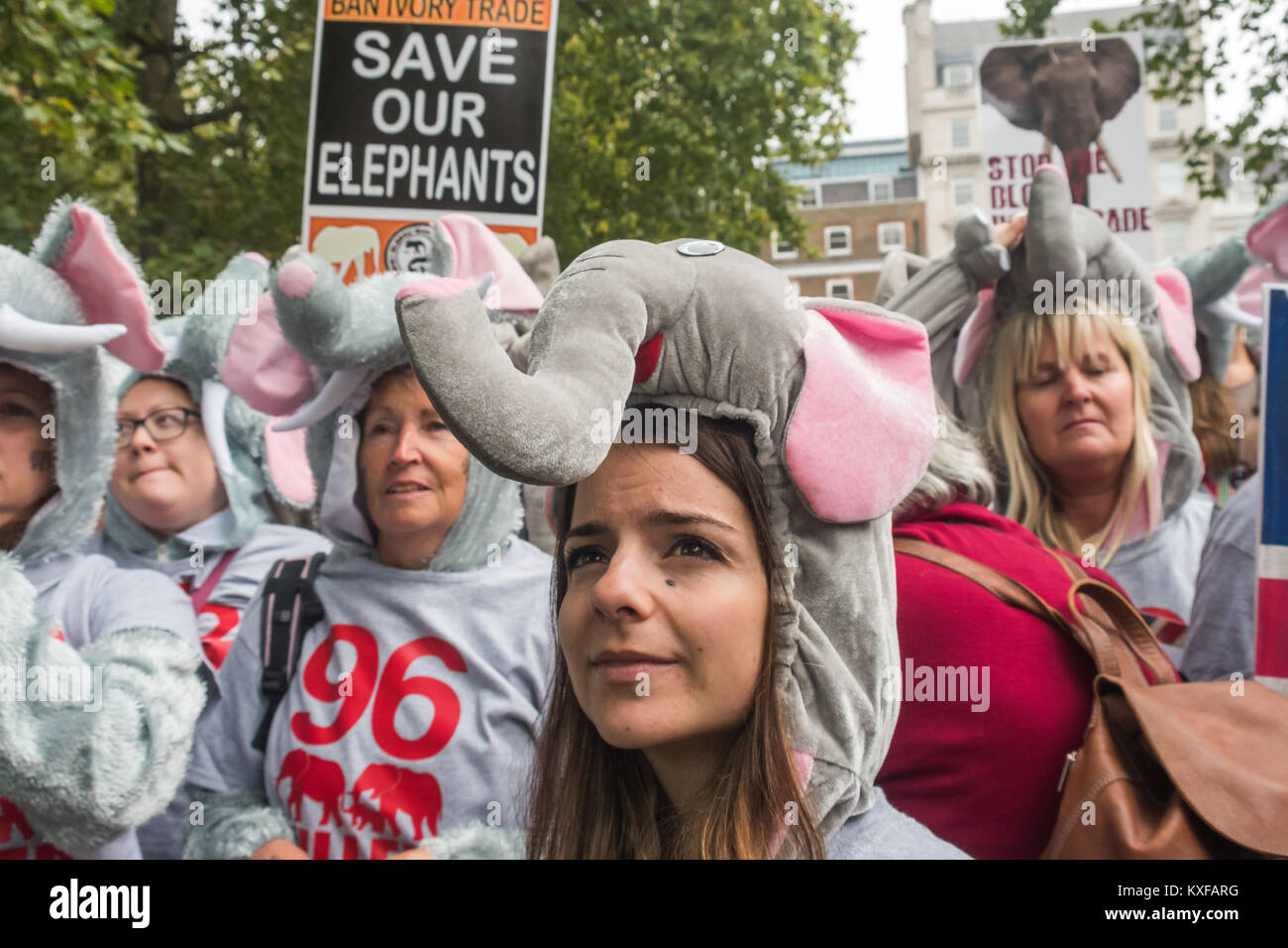 Nella parte anteriore del Global March per elefanti e rinoceronti a Londra sono stati 96 persone in costumi di elefante, il numero che viene ucciso ogni giorno.. Foto Stock