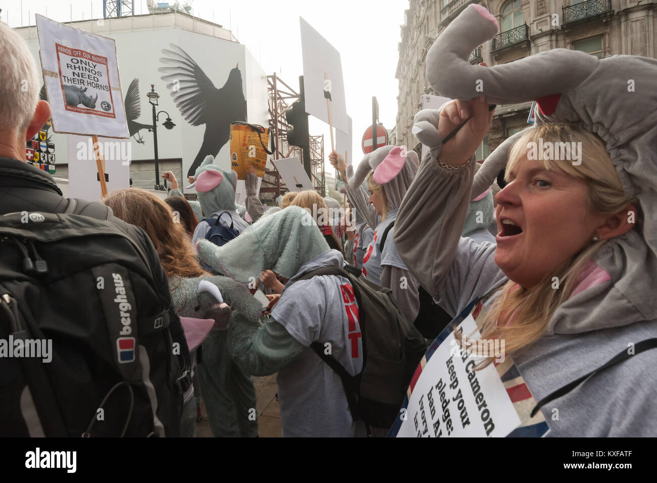 Dimostranti in elefante constumes sulla marcia globale per gli elefanti e rinoceronti in London gridare slogan. Foto Stock