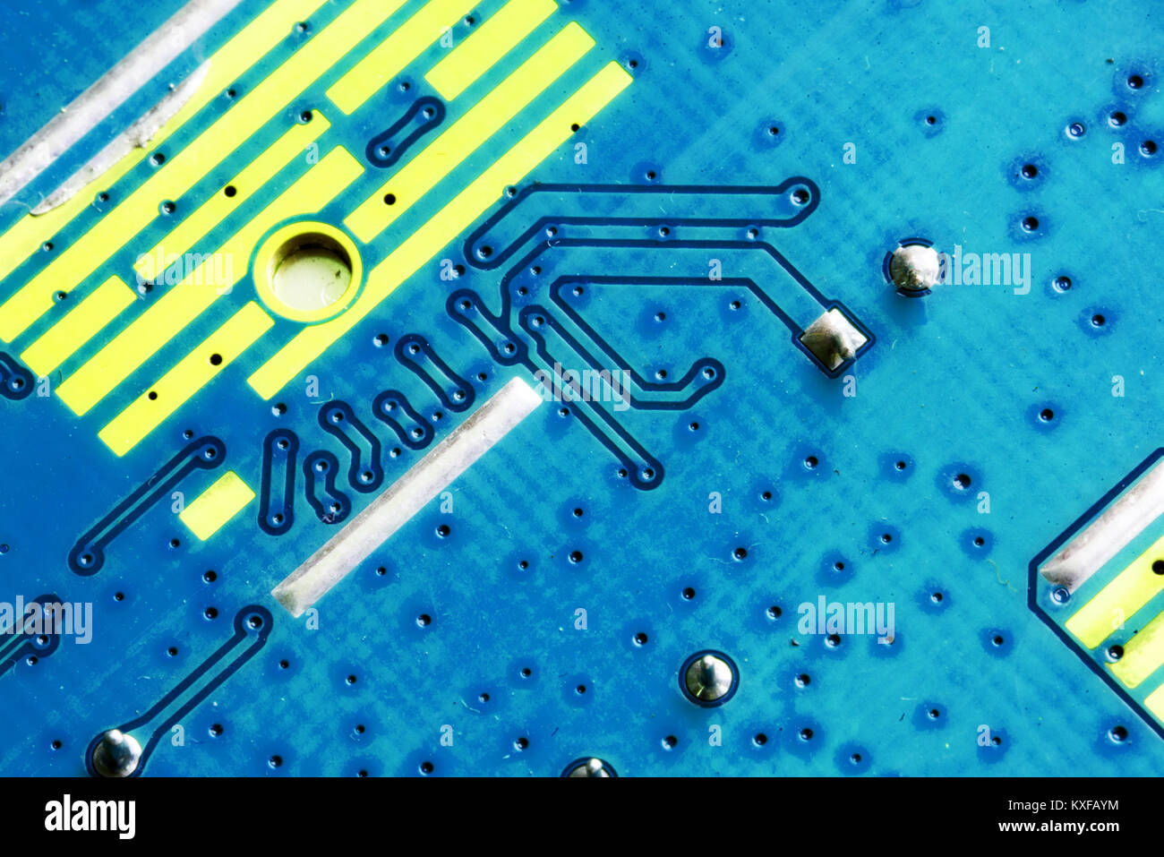 Dettaglio di una scheda elettronica a circuito stampato con molti  componenti elettronici Foto stock - Alamy