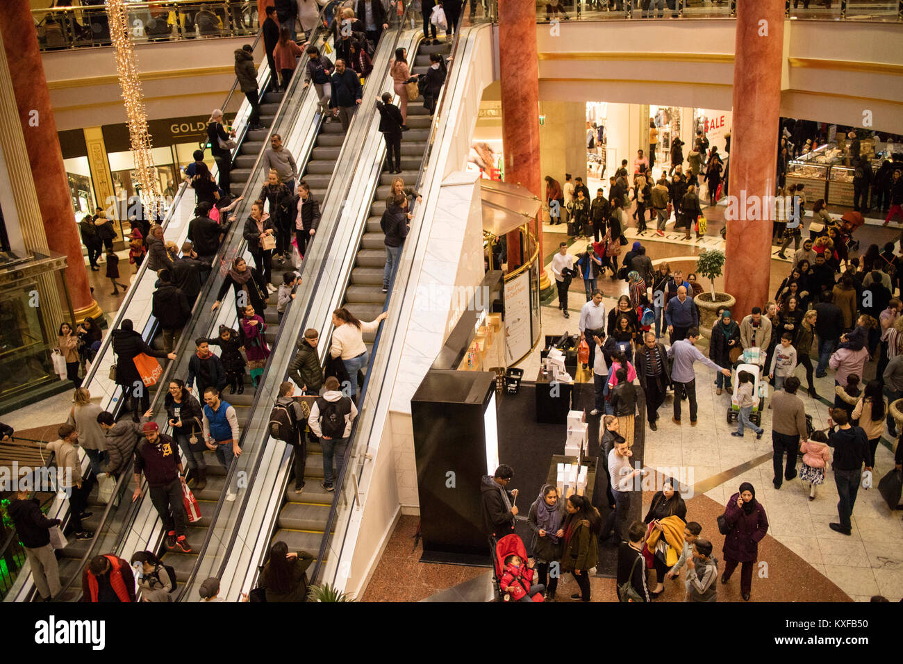 Gli amanti dello shopping da Selfridges a Manchester Intu Trafford Park Foto Stock