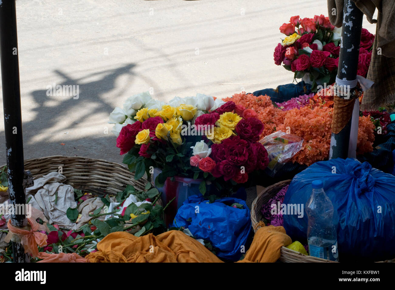 Strada vendeva fiori e frutti Foto Stock