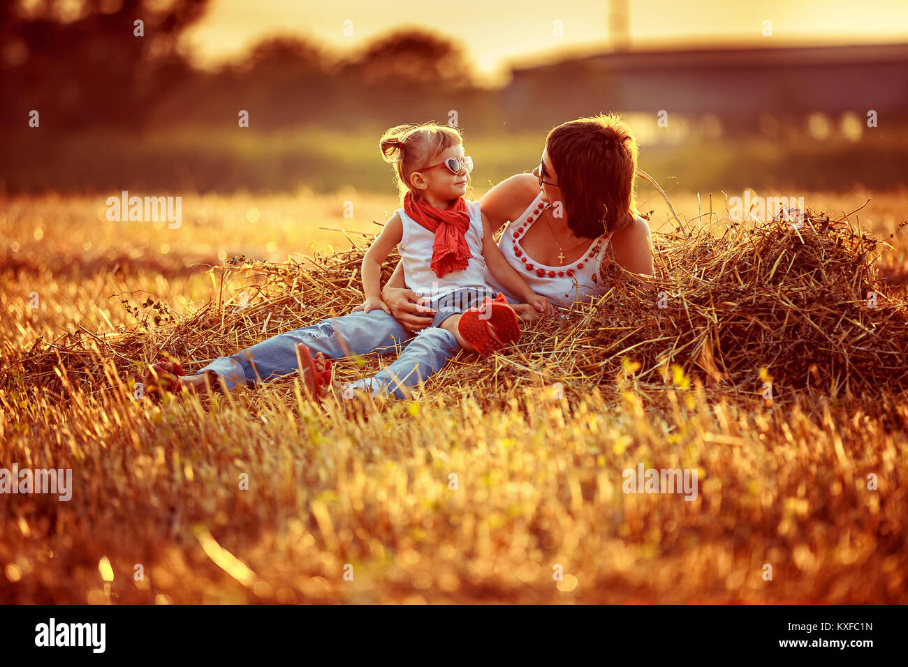 Giovani felici bella madre e figlia . La famiglia felice insieme avendo divertimento. Foto Stock