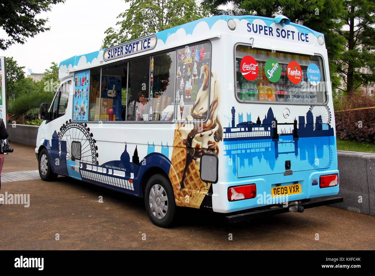 Inghilterra, Kent, Orpington - Circa il luglio 2014: Gelato venditore parcheggiato nel suo gelato van in attesa di servire i clienti. Foto Stock