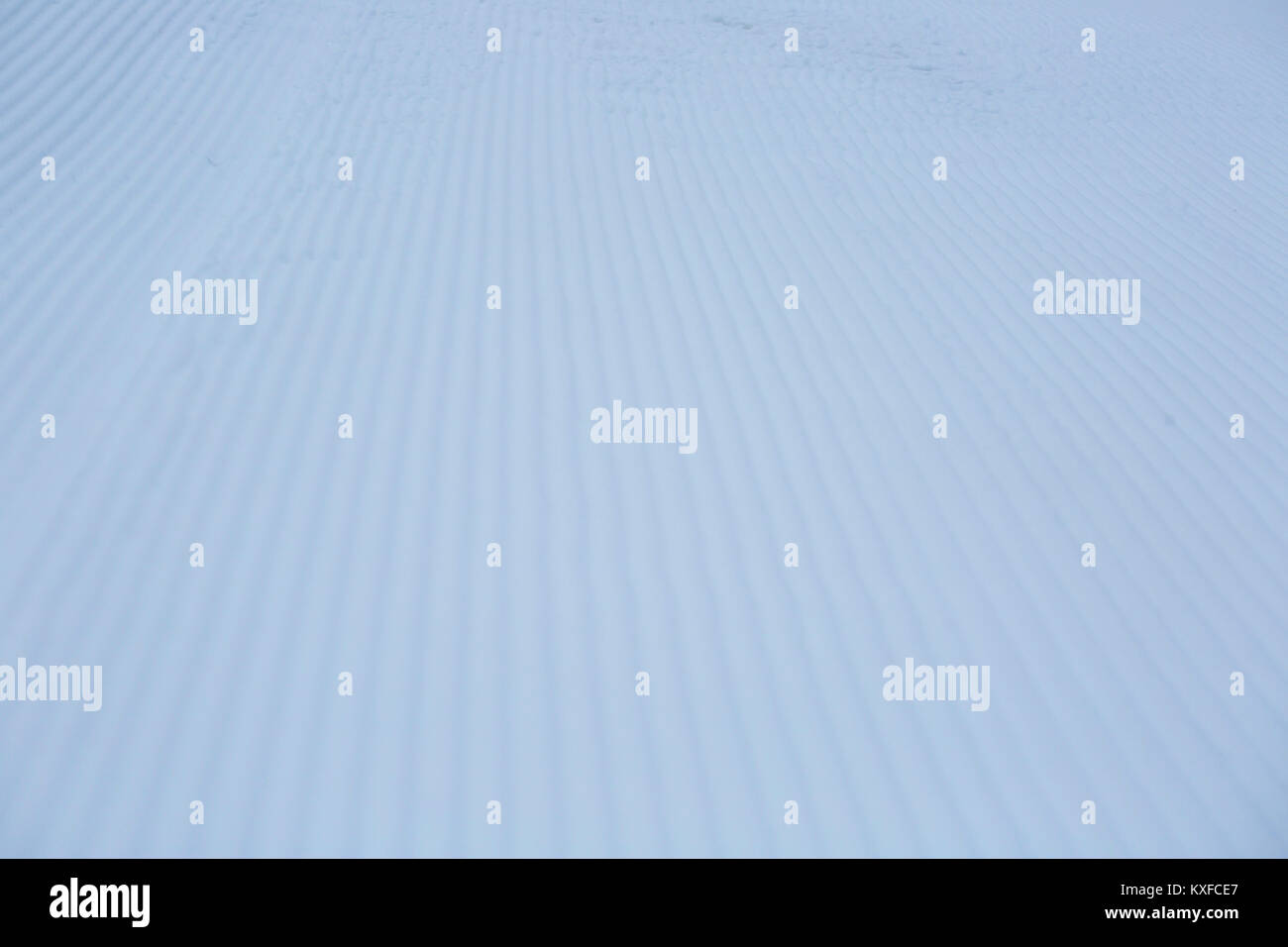 Recentemente curato la neve sulla pista da sci a ski resort sul giorno d'inverno. Foto Stock